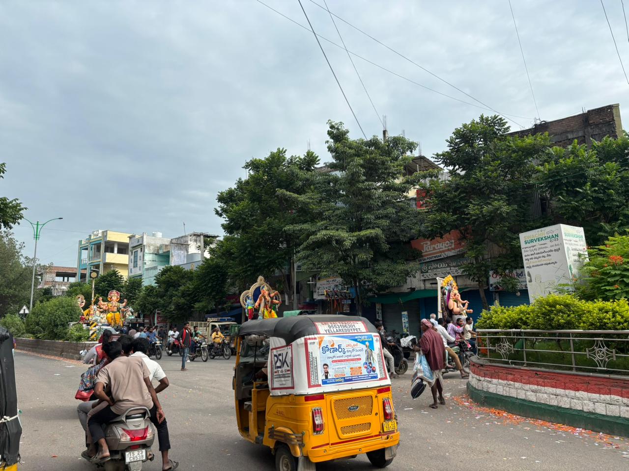 నిమ‌జ్జ‌నానికి త‌ర‌లివెళ్తున్న వినాయ‌కులు