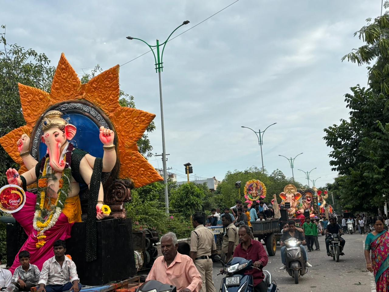 ప‌ట్ట‌ణంలోని ఆయా వీధుల‌గుండా భారీ గ‌ణేశ్ విగ్ర‌హాలు పోలీసుల భ‌ద్ర‌త మ‌ధ్య ఒక్కొక్క‌టిగా మానేరు న‌ది తీరానికి చేరాయి. 