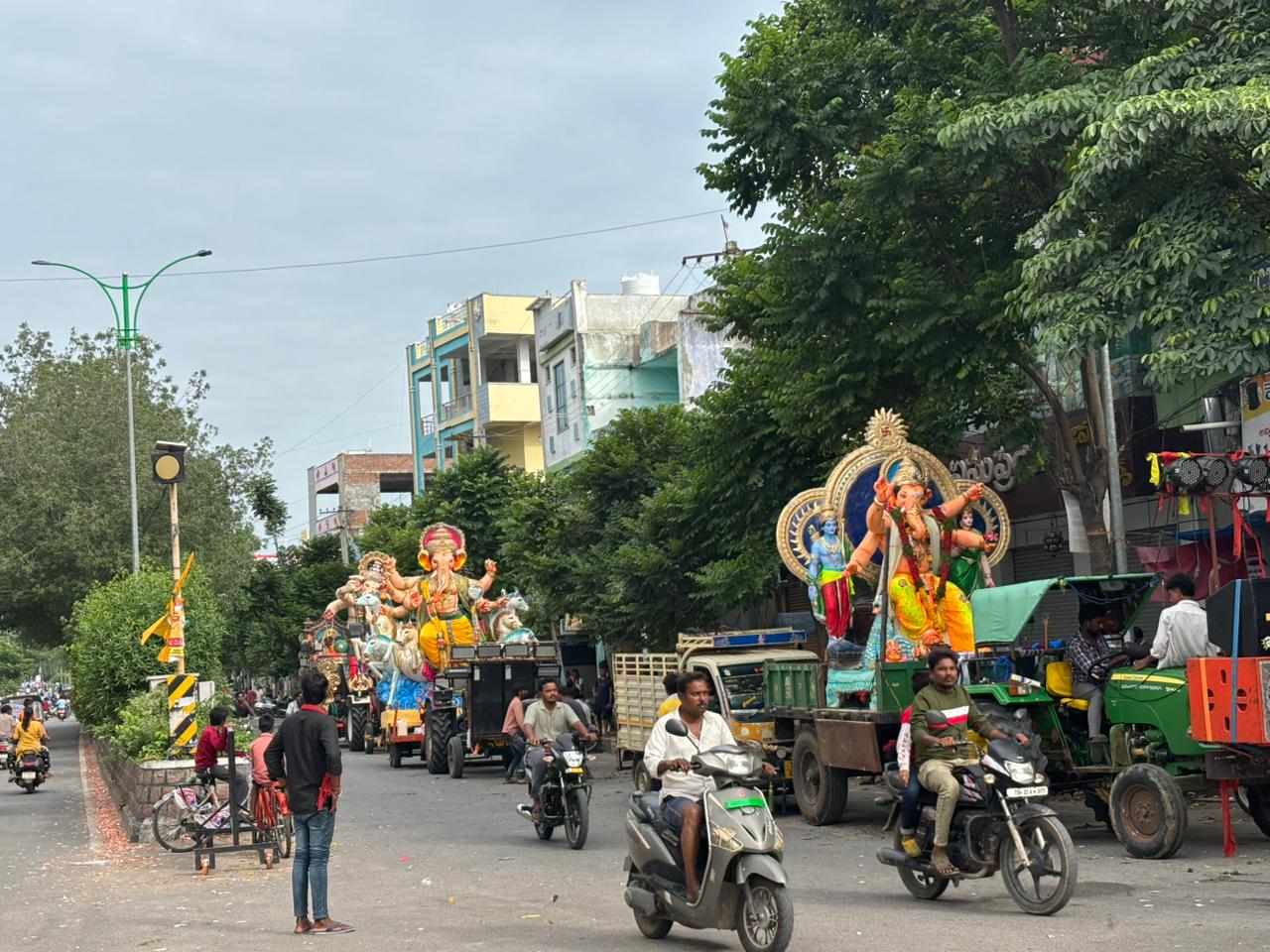 నిమ‌జ్జ‌నానికి త‌ర‌లివెళ్తున్న వినాయ‌కులు