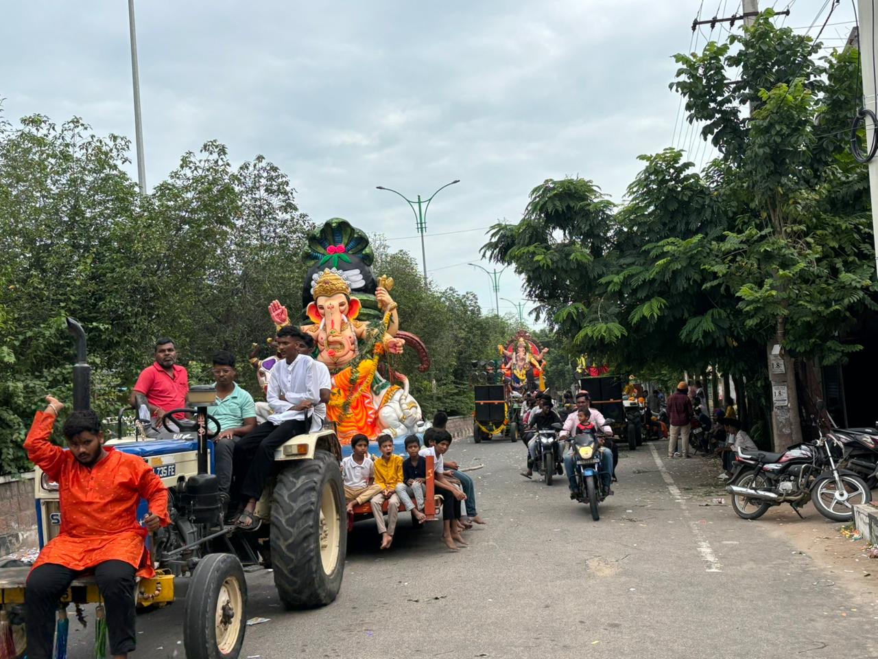 నిమ‌జ్జ‌నానికి త‌ర‌లివెళ్తున్న వినాయ‌కులు