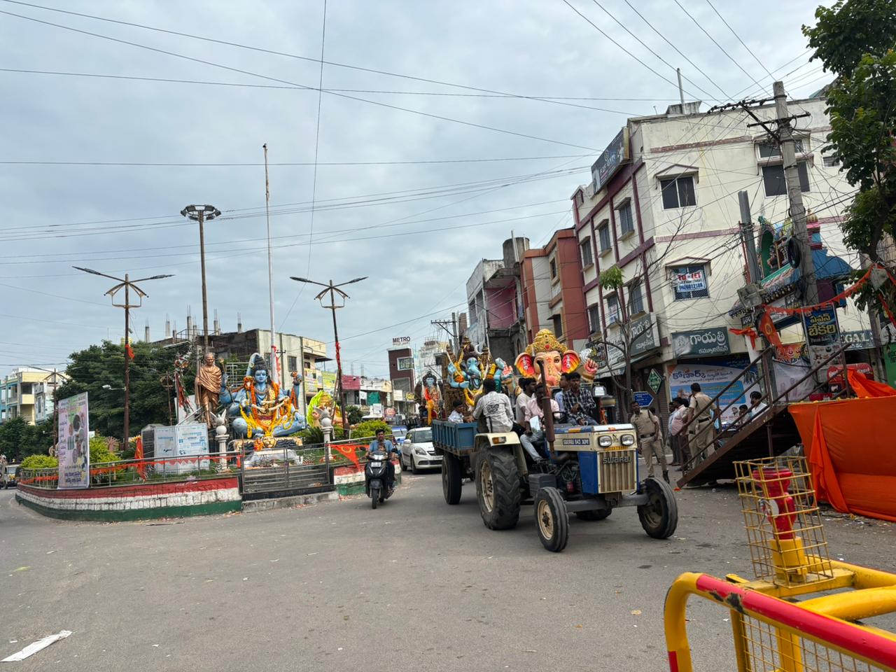 నిమ‌జ్జ‌నానికి త‌ర‌లివెళ్తున్న వినాయ‌కులు