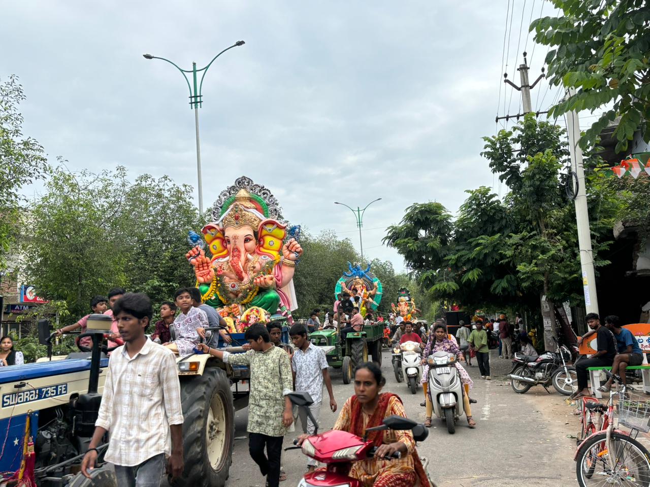 నిమ‌జ్జ‌నానికి త‌ర‌లివెళ్తున్న వినాయ‌కులు