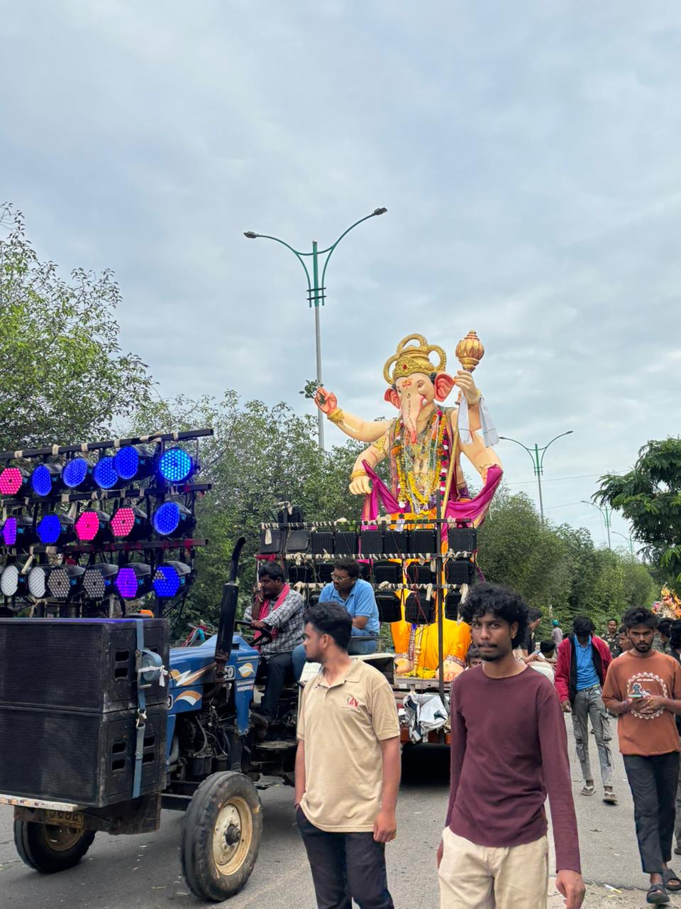నిమ‌జ్జ‌నానికి త‌ర‌లివెళ్తున్న వినాయ‌కులు