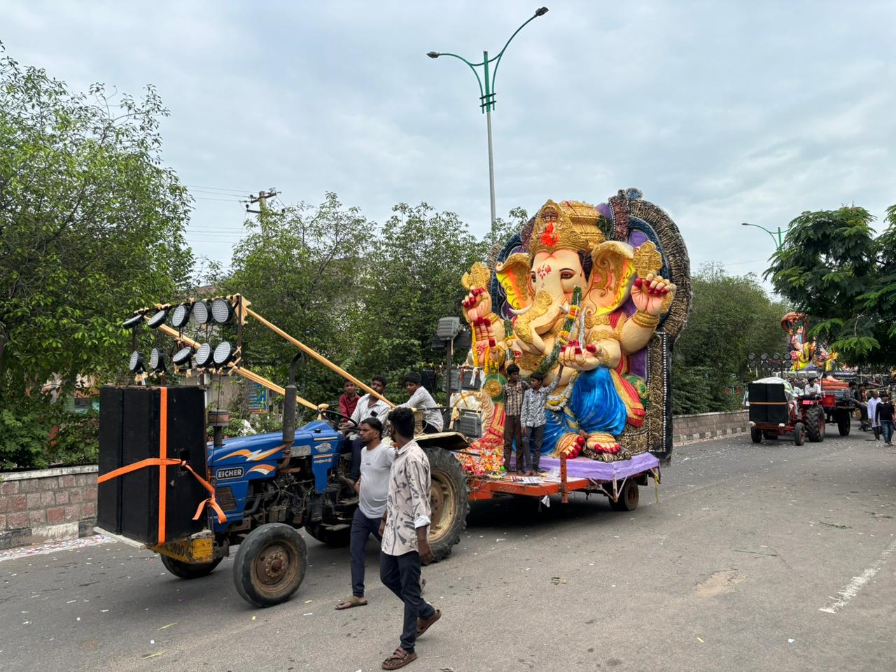 నిమ‌జ్జ‌నానికి త‌ర‌లివెళ్తున్న వినాయ‌కులు