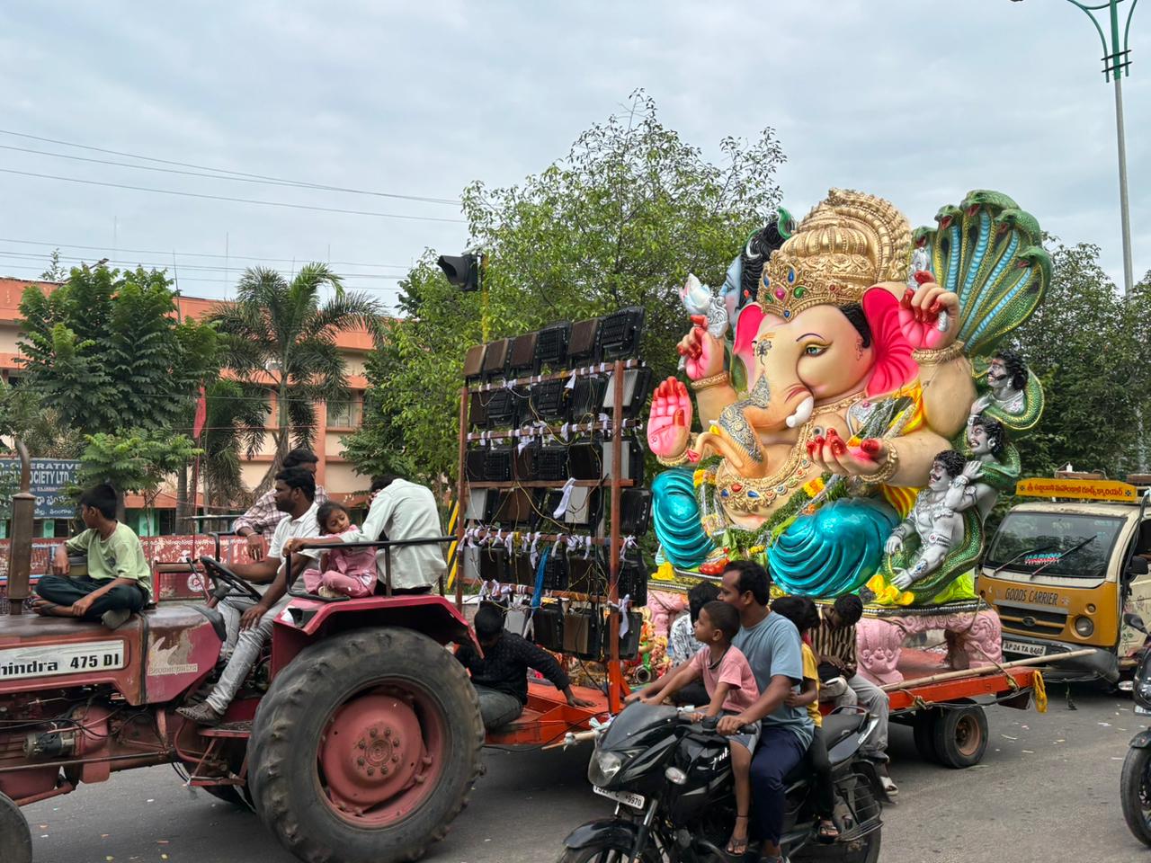 నిమ‌జ్జ‌నానికి త‌ర‌లివెళ్తున్న వినాయ‌కులు