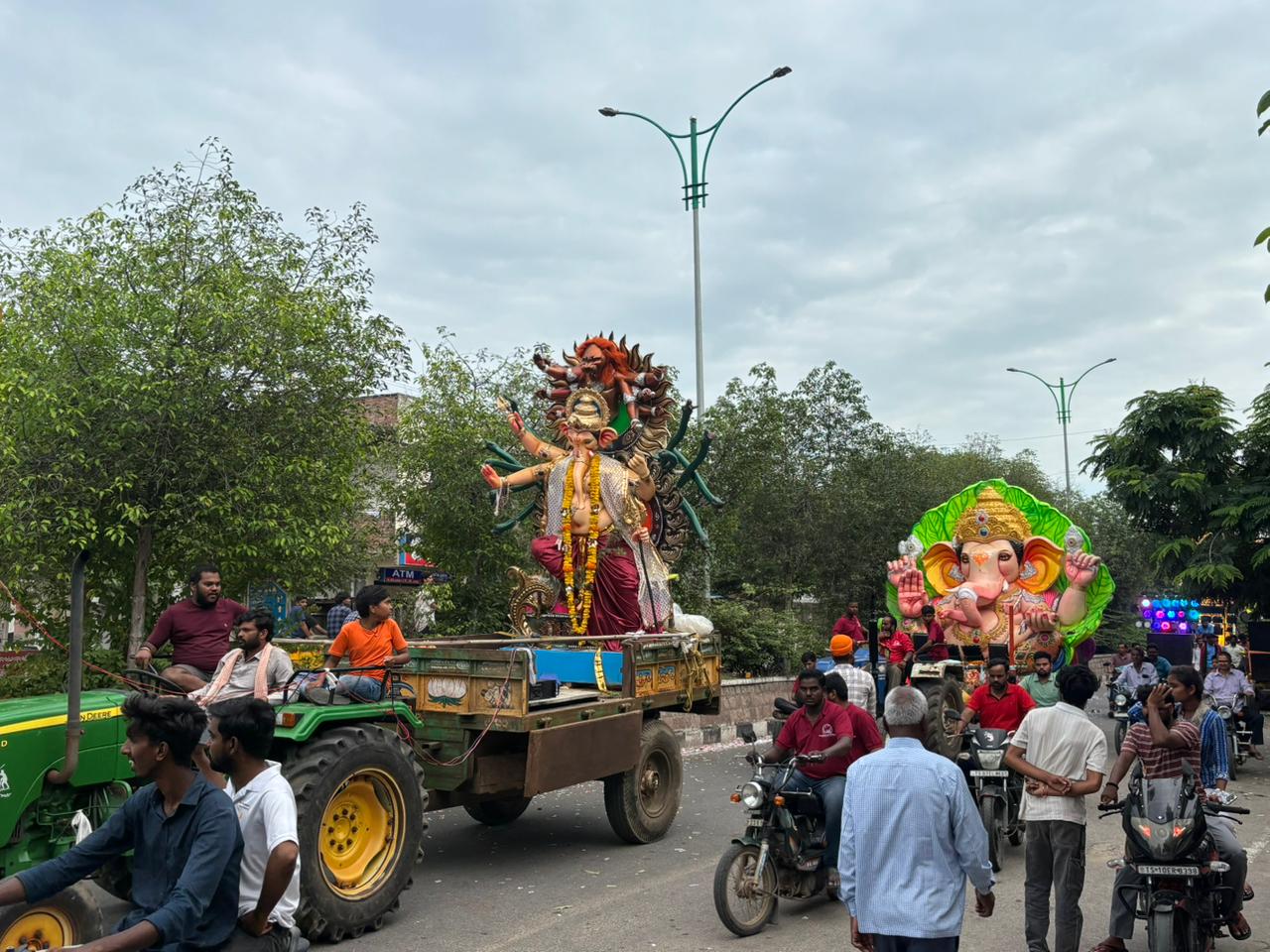 నిమ‌జ్జ‌నానికి త‌ర‌లివెళ్తున్న వినాయ‌కులు