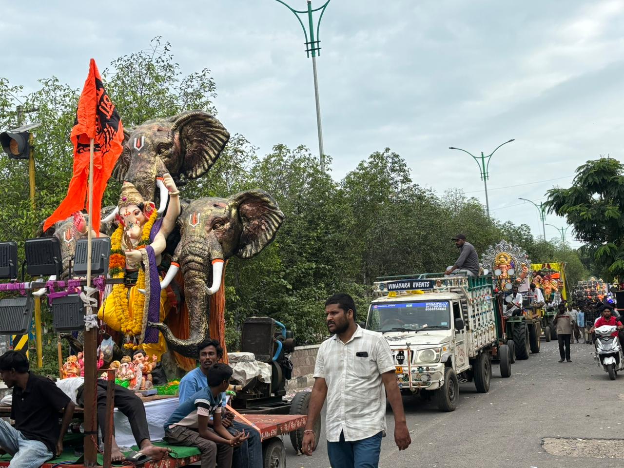 నిమ‌జ్జ‌నానికి త‌ర‌లివెళ్తున్న వినాయ‌కులు