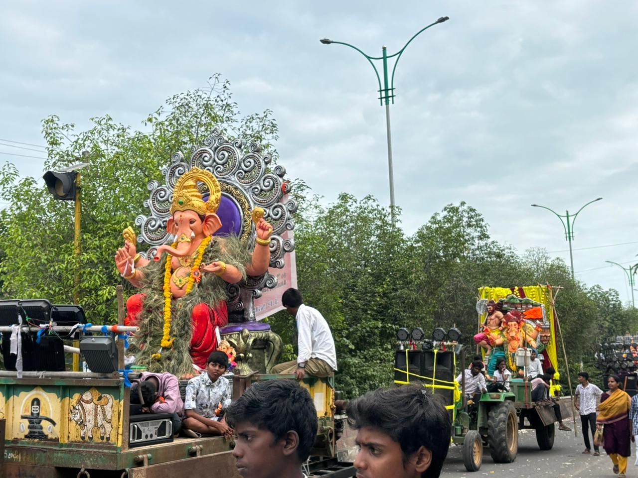 నిమ‌జ్జ‌నానికి త‌ర‌లివెళ్తున్న వినాయ‌కులు