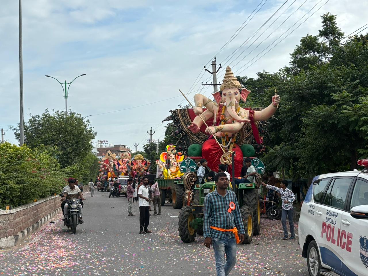 పోలీసులు ద‌గ్గ‌రుండి వినాయ‌క విగ్ర‌హాల‌ను నిమ‌జ్జ‌నానికి త‌ర‌లించారు. 