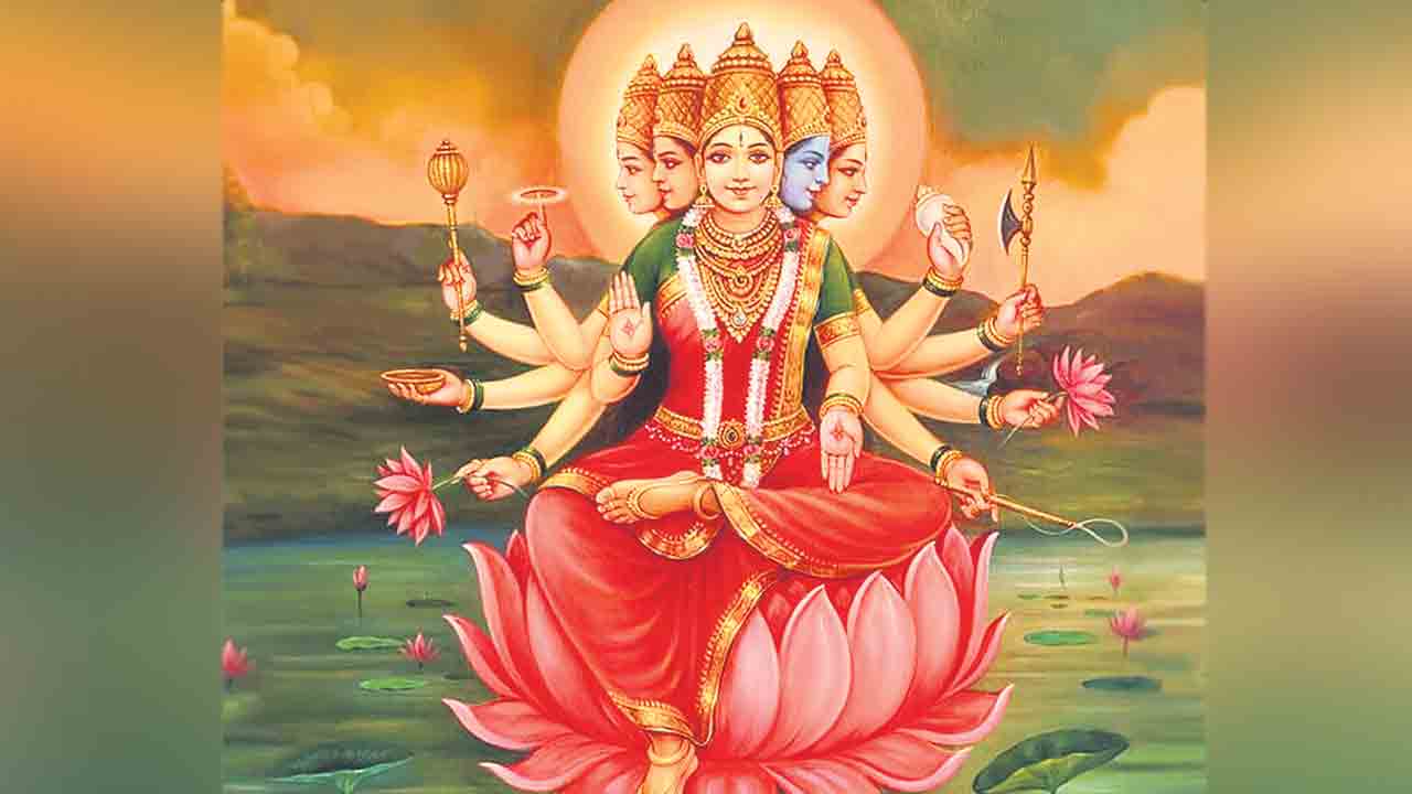 నేటి అలంకారం.. గాయత్రీదేవి