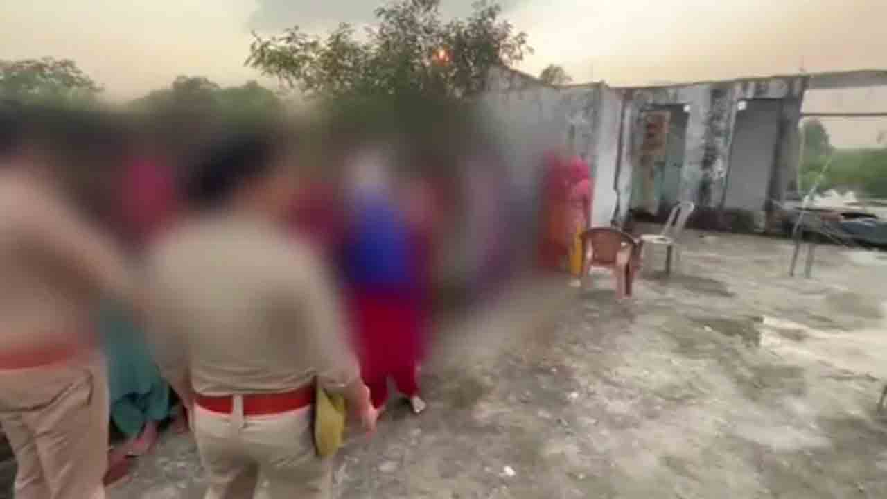 Girls Locked In Toilet Of Madrassa | మదర్సా టాయిలెట్‌లో.. 40 మంది బాలికల   నిర్బంధం