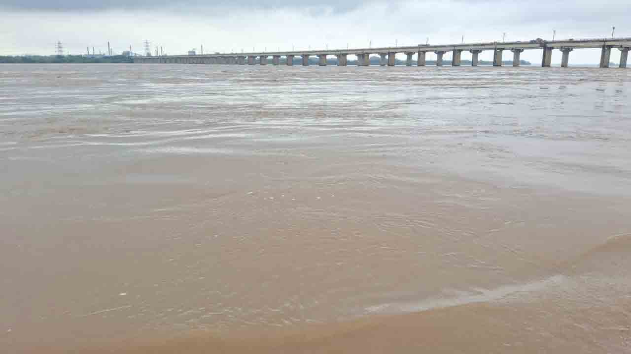 మళ్లీ పెరుగుతున్న గోదావరి