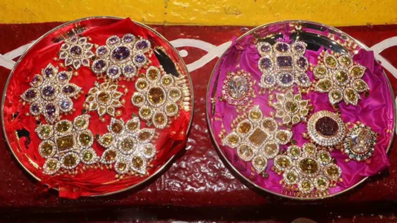 Tirumala | శ్రీవారికి 15 బంగారు పతకాలు, రెండు వెండి తట్టలు విరాళం