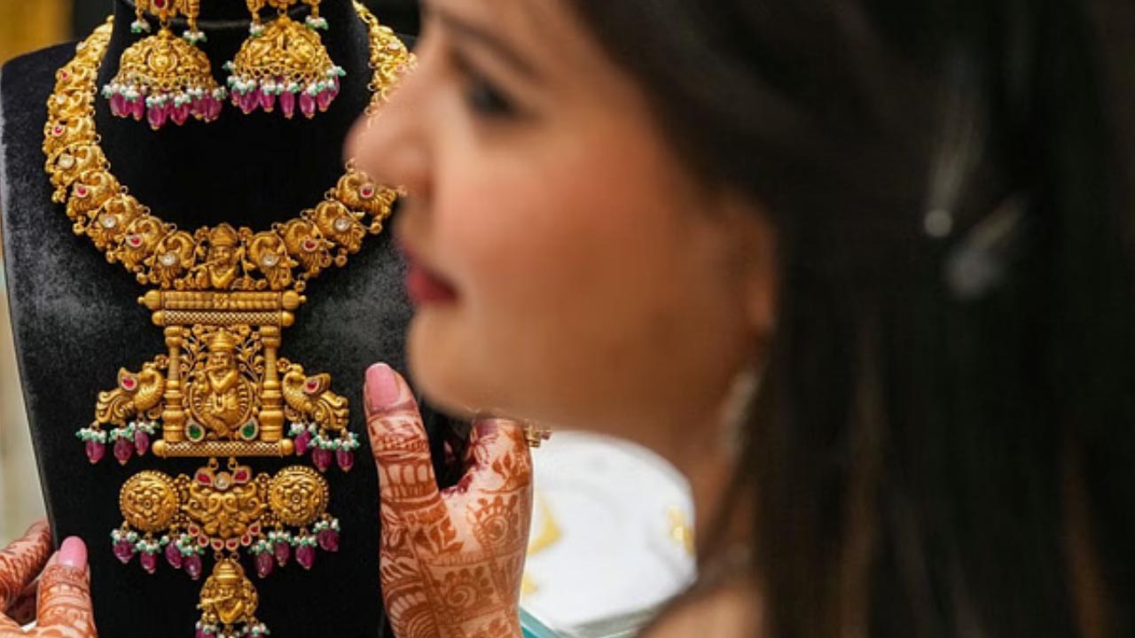 Gold Rates | మళ్లీ షాక్ ఇచ్చిన బంగారం.. తులం గోల్డ్ రూ.1.20లక్షలు.. వెండి కిలోకు రూ.1.50లక్షలు..!