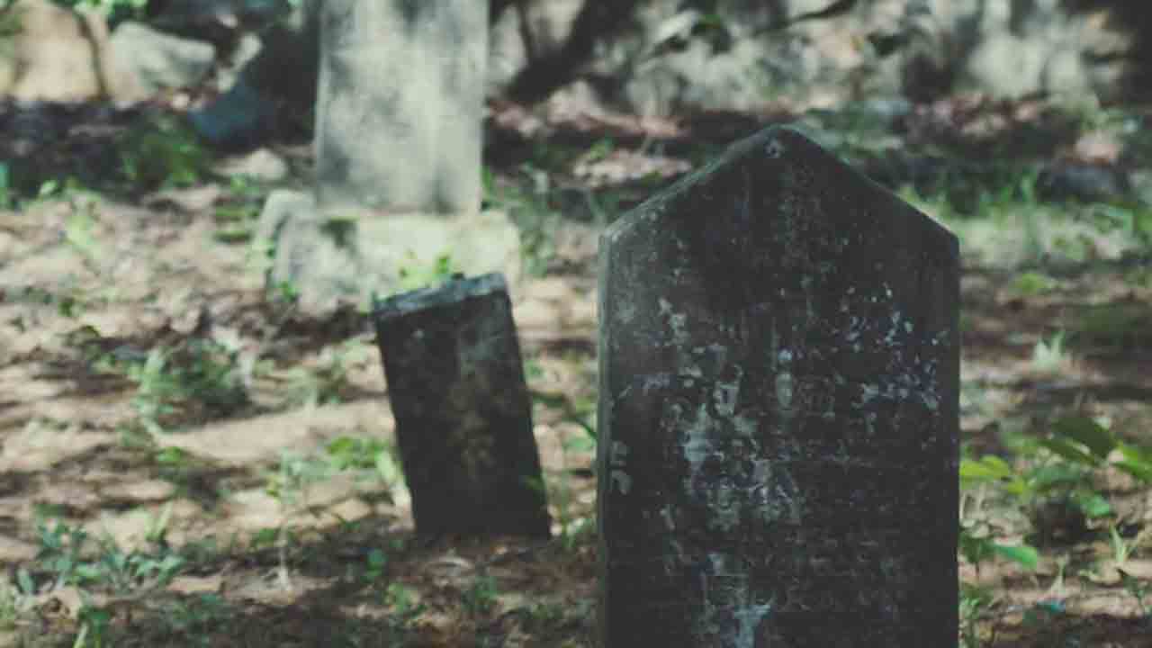 Unmarked Graves | ఉత్తర కశ్మీర్‌లో భారీగా గుర్తు తెలియని సమాధులు.. 90 శాతం   ఉగ్రవాదులవే