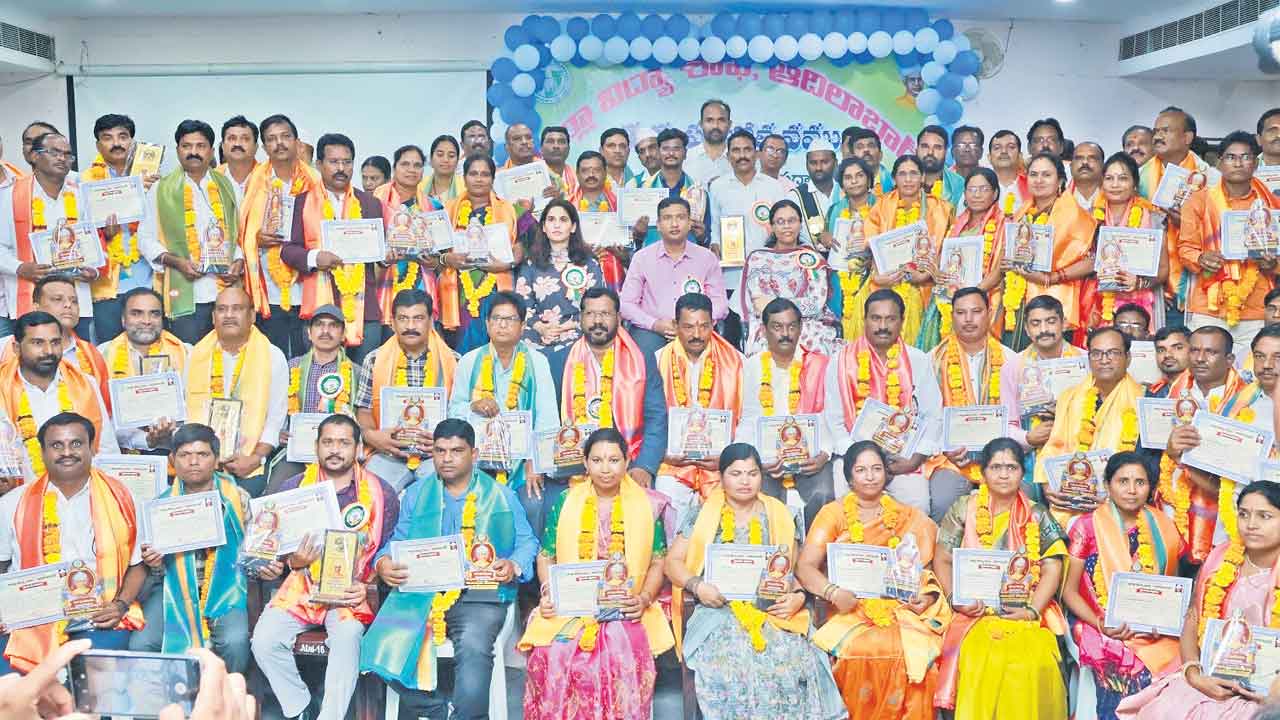 ఉత్తమ ఉపాధ్యాయులకు సన్మానం