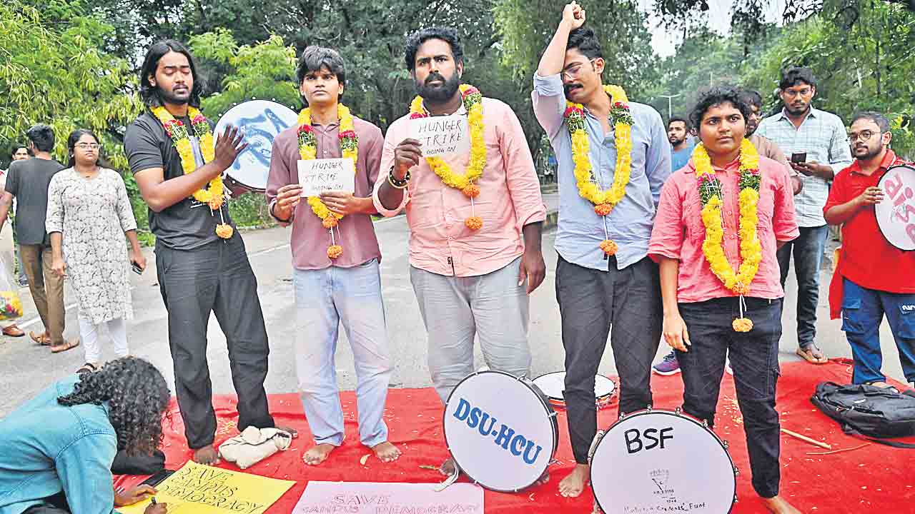 ద్విచక్ర వాహనం డివైడర్‌కు ఢీకొని యువకుడి మృతి