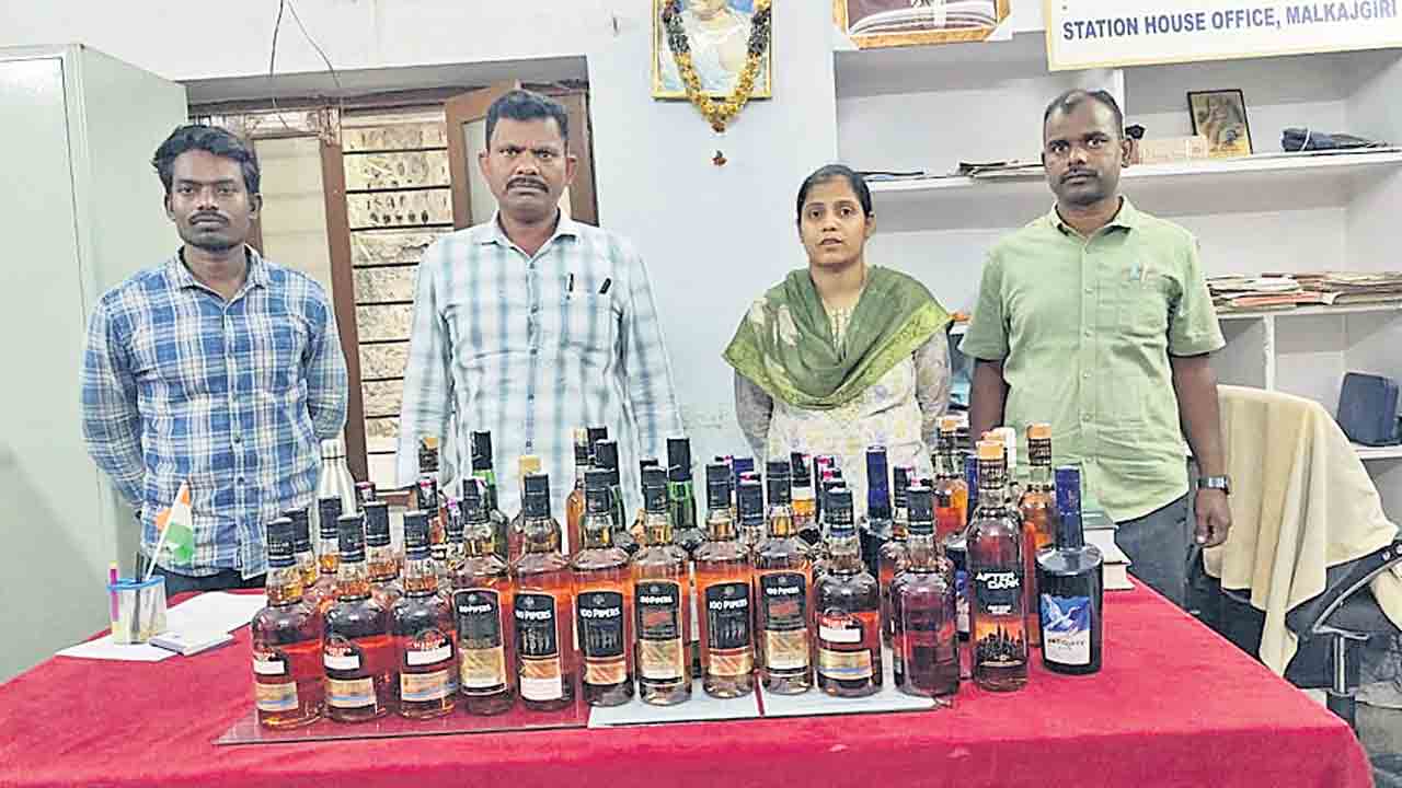 రూ.1.50 లక్షల విలువైన డిఫెన్స్‌ మద్యం పట్టివేత