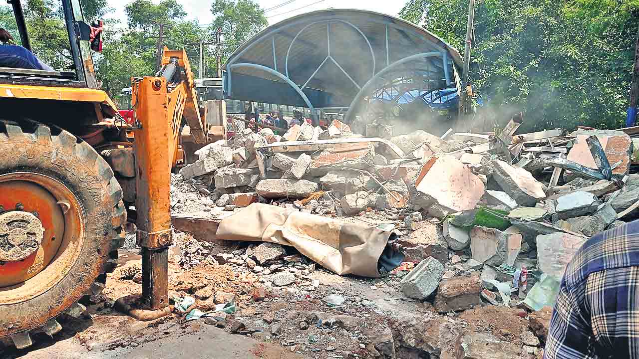 కూల్చేసి రోడ్డున పడేశారు