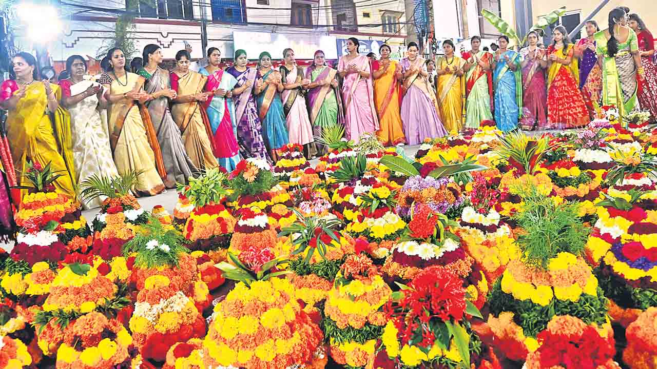 గ్రేటర్‌లో ఘనంగా బతుకమ్మ వేడుకలు