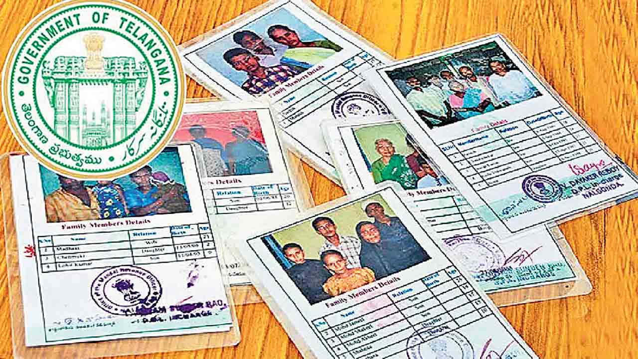 రేషన్‌ కార్డులు ఇస్తలేరు