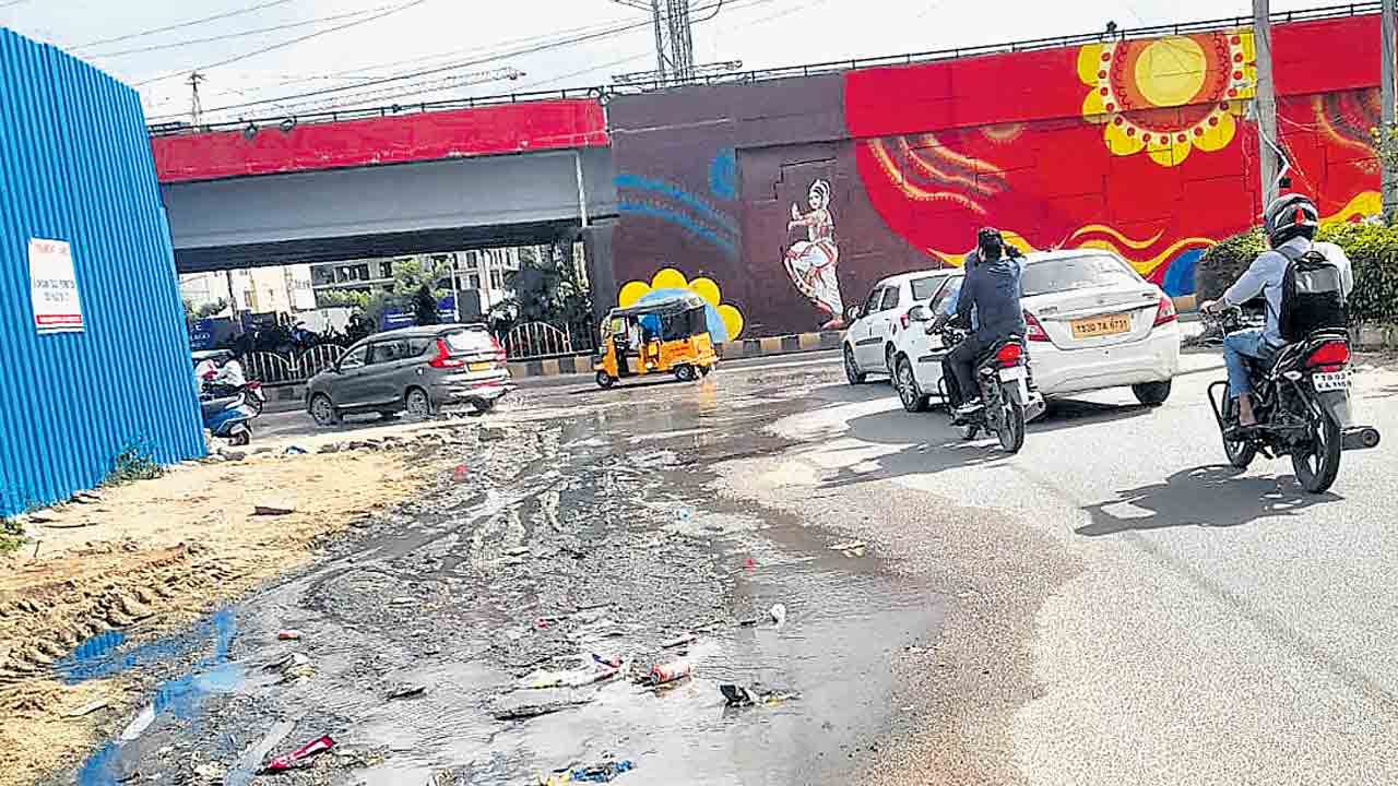రోడ్డెక్కిన మురుగు.. షేక్పేట ప్రధాన రహదారిపై ఏరులైపారుతున్న డ్రైనేజీ