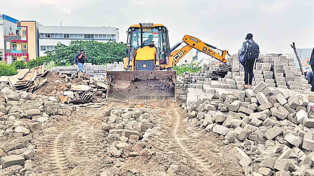 కట్టుబట్టలు లేవాయో ఉయ్యాలో.. ఎక్కడని పోదుమూ ఉయ్యాలో..