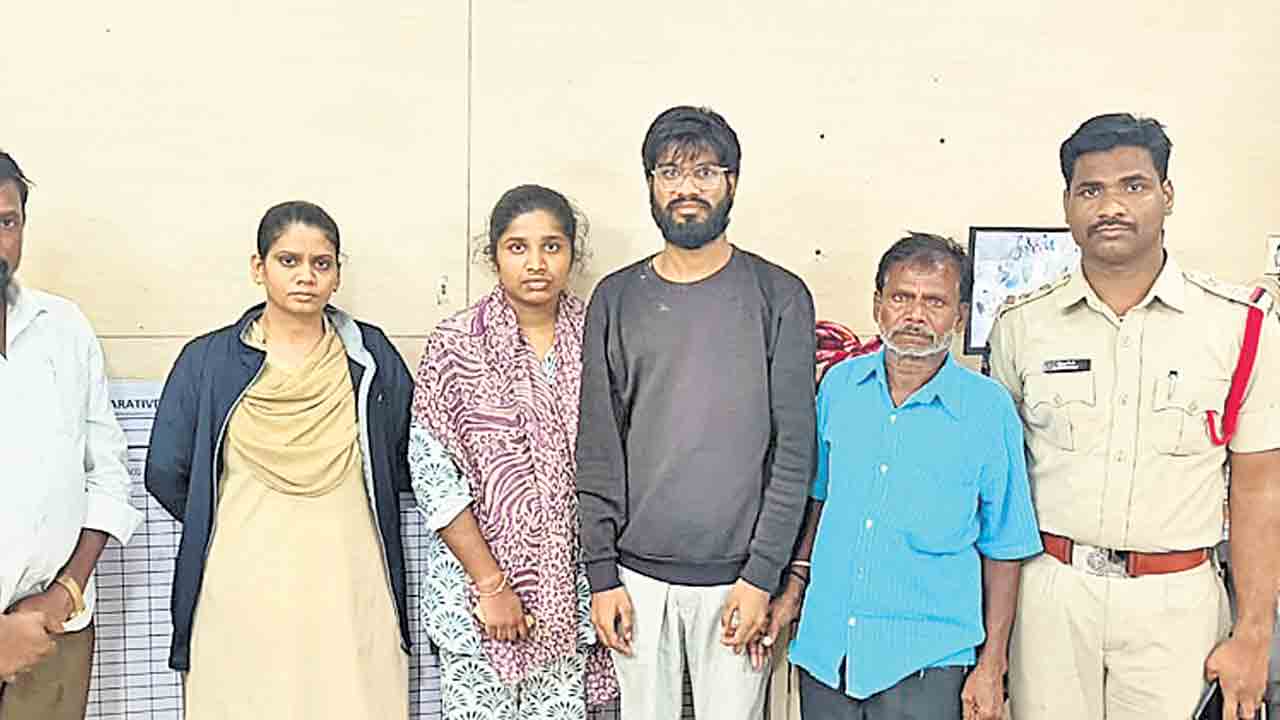 శ్వేత సేఫ్‌.. భర్తకు అప్పగింత