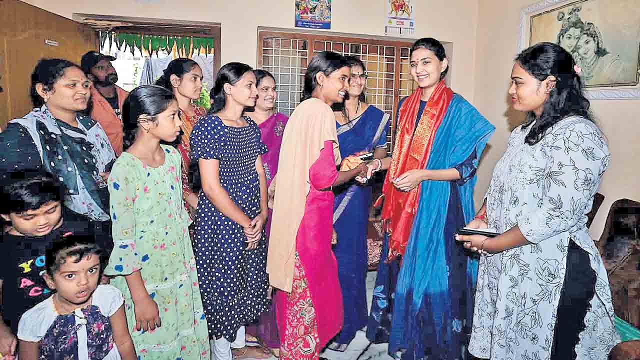 షేక్‌పేటలో మాగంటి అక్షర ఇంటింటి ప్రచారం