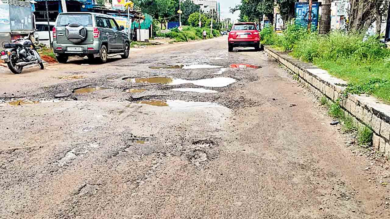 రహదారులు అస్తవ్యస్తం