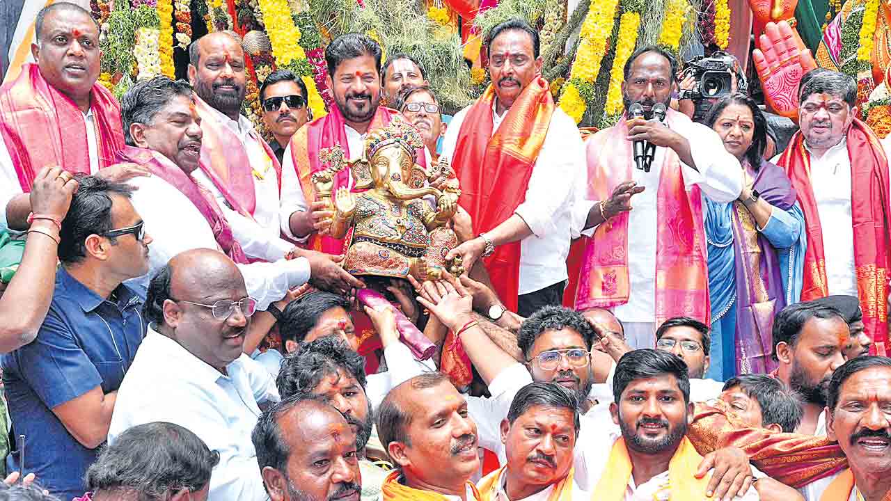 50 టన్నుల మహాగణపతికి 26 చక్రాల ట్రాలీ