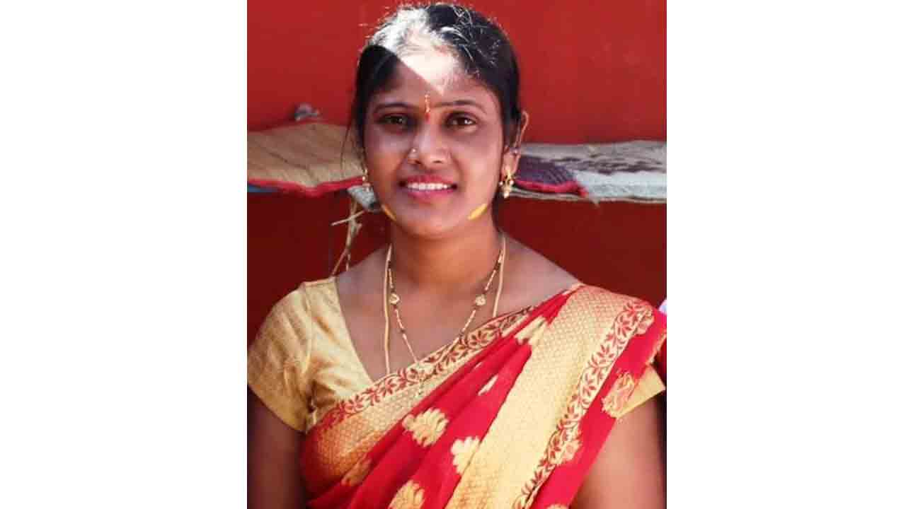 నిద్రిస్తున్న భార్య గొంతు కోసి హత్య