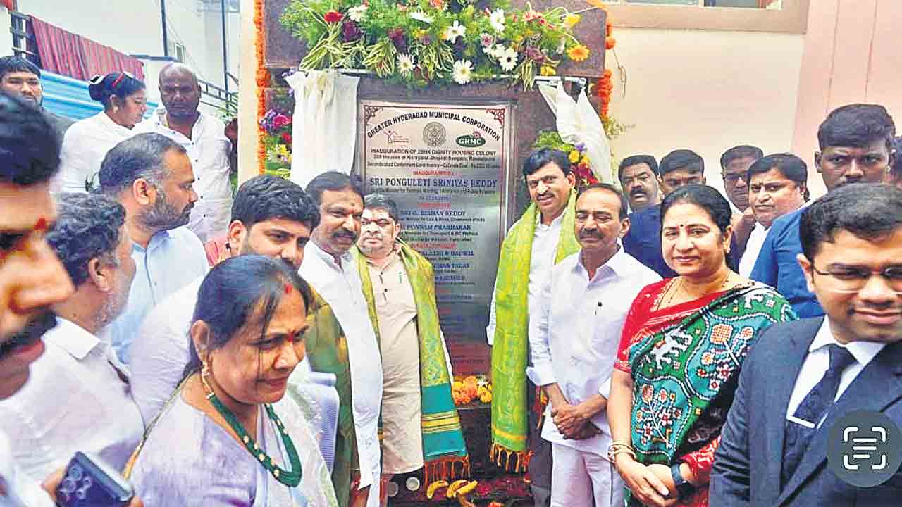 కేసీఆర్‌ కట్టిన ఇండ్లనే కాంగ్రెస్‌ ఇస్తున్నది