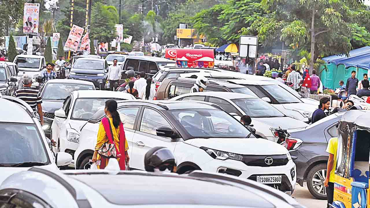 Hyderabad | ప్రధాన రహదారులే కాదు.. గల్లీల్లోనూ ట్రాఫిక్‌ కష్టాలు.. చేతులెత్తేస్తున్న ట్రాఫిక్‌ పోలీసులు