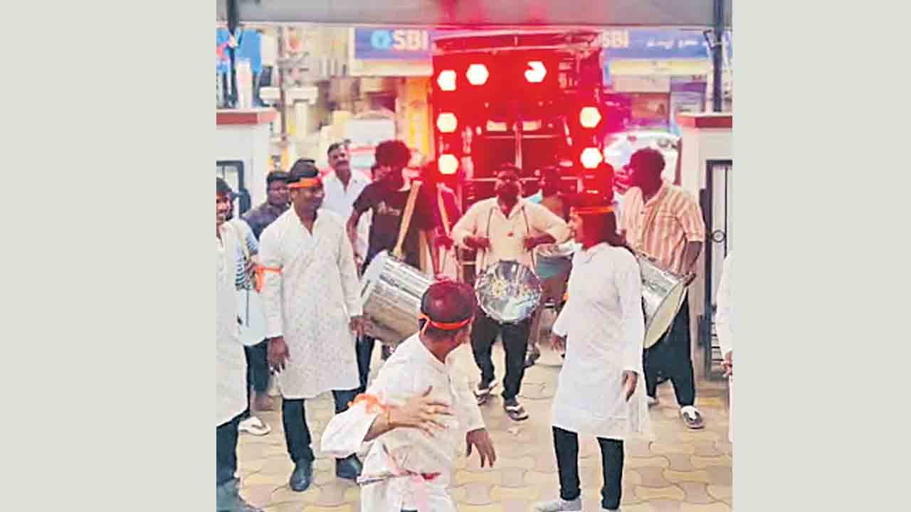 వినాయక నిమజ్జనాలు.. పాడ్‌బ్యాండ్‌పై ఒక్కో ఠాణాలో ఒక్కో రూల్‌
