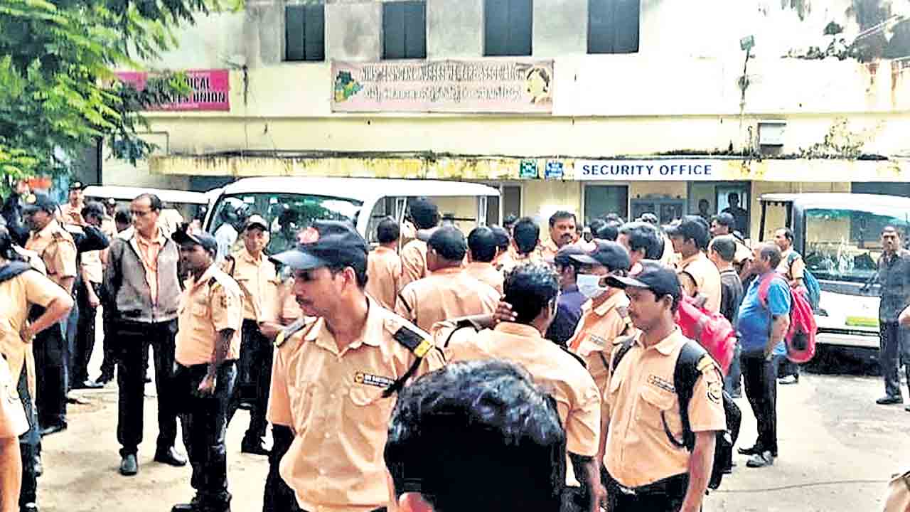 NIMS | జీతాల కోసం ధర్నా చేస్తే ఇంటికి పంపుతాం.. నిమ్స్‌ సెక్యూరిటీ గార్డులకు వైద్యాధికారి బెదిరింపులు