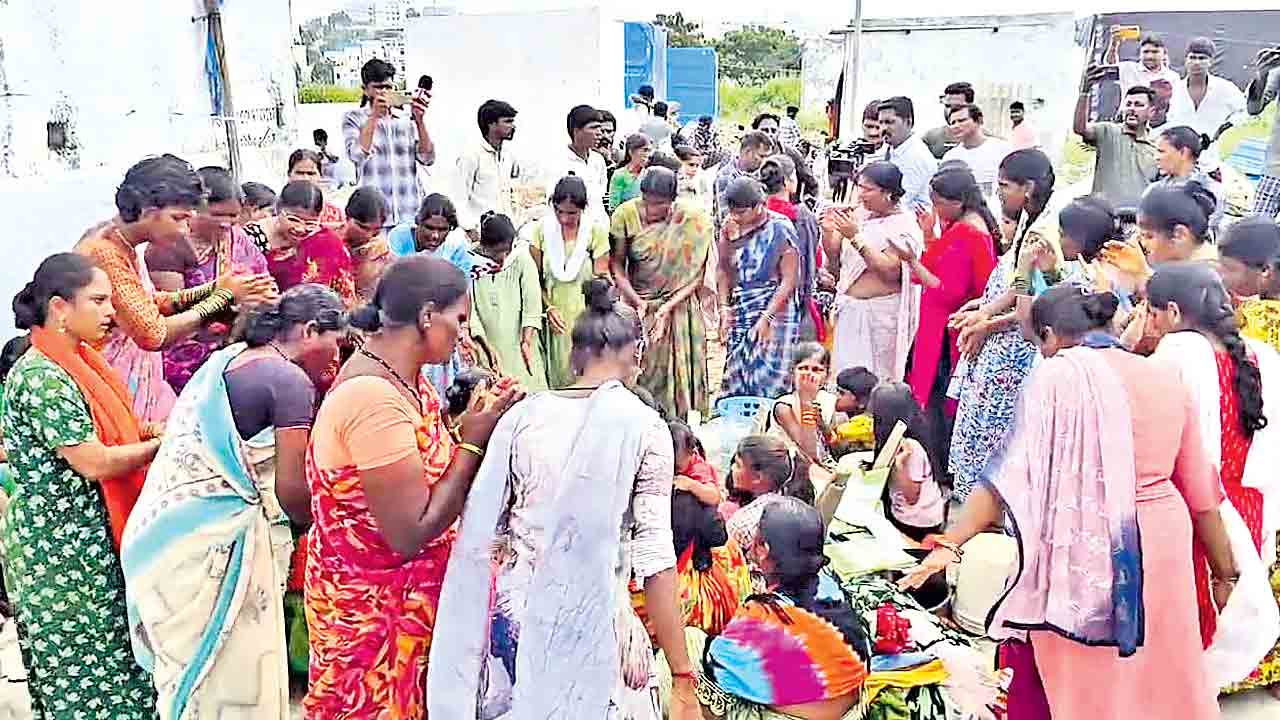 పేదల బతుకులను కూల్చేశారు