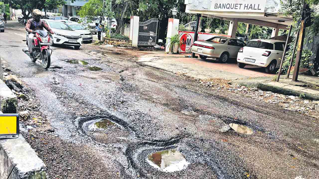 రోడ్ నం. 14 గుంతలమయం