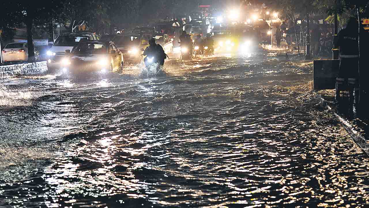 కేబీఆర్ పార్కు నుంచి భారీగా వరదనీరు