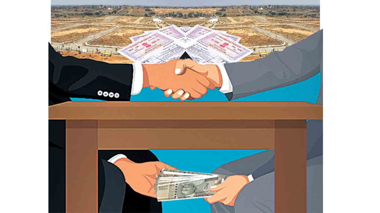 పైసలు కొట్టు.. రిజిస్ట్రేషన్‌ పట్టు