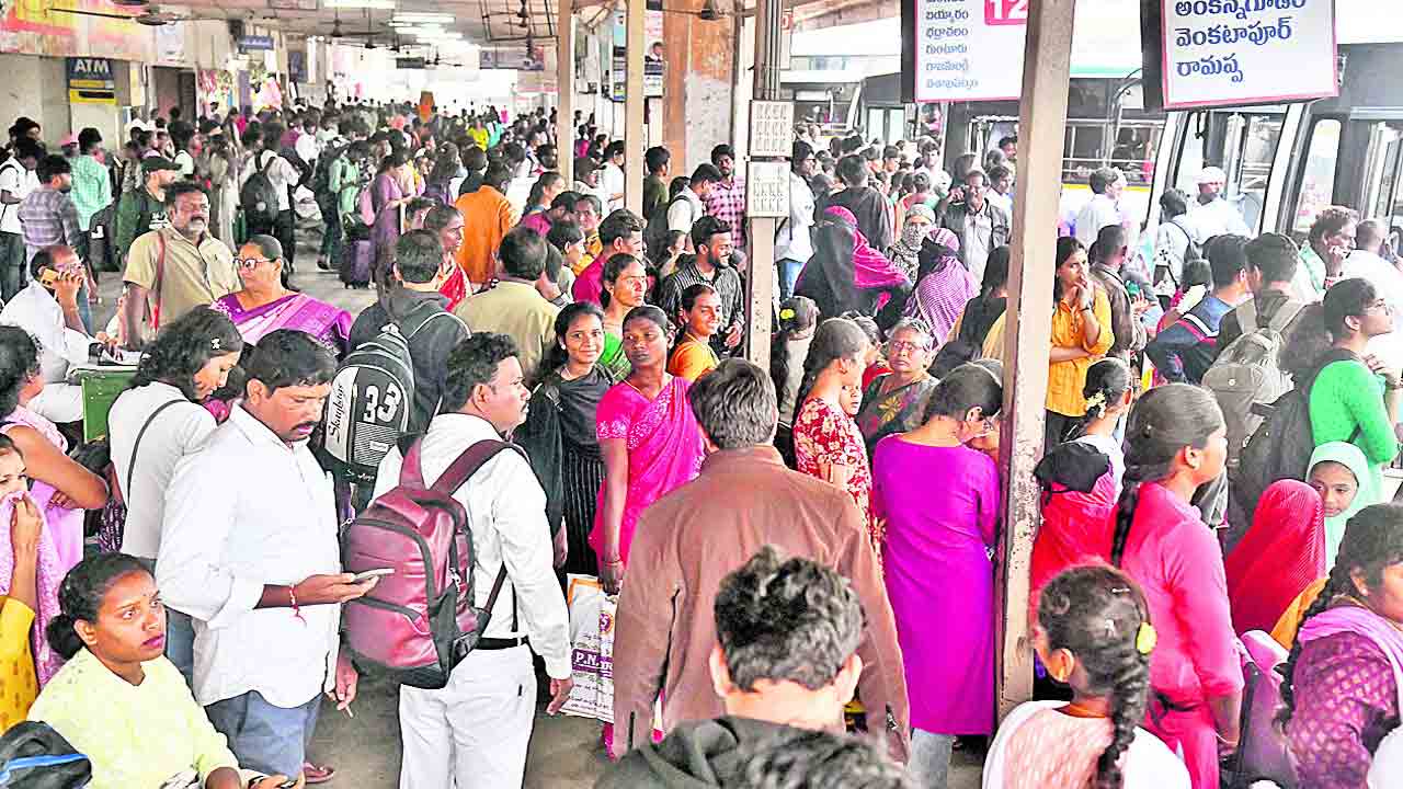 సరిపడా బస్సులు లేక పరేషాన్‌