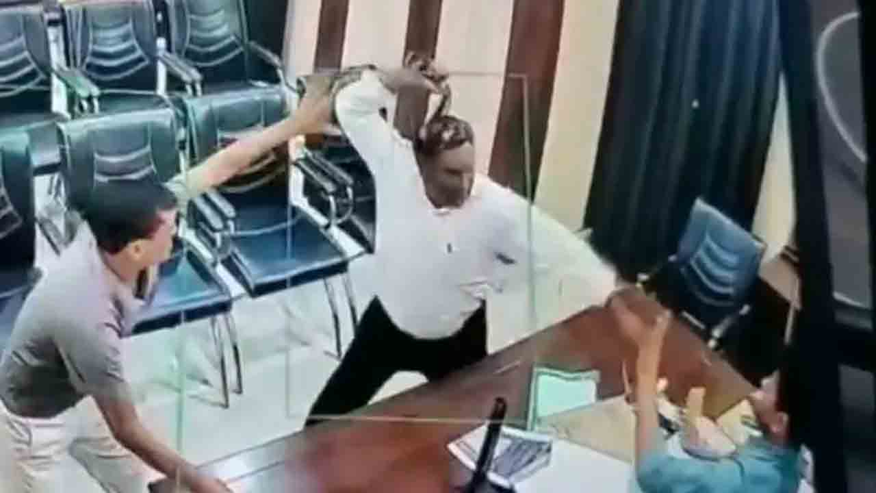 Viral news | టీచర్‌కు హెడ్‌మాస్టర్‌ లైంగిక వేధింపులు.. మందలించిన విద్యాధికారిపై బెల్ట్‌తో దాడి.. Video