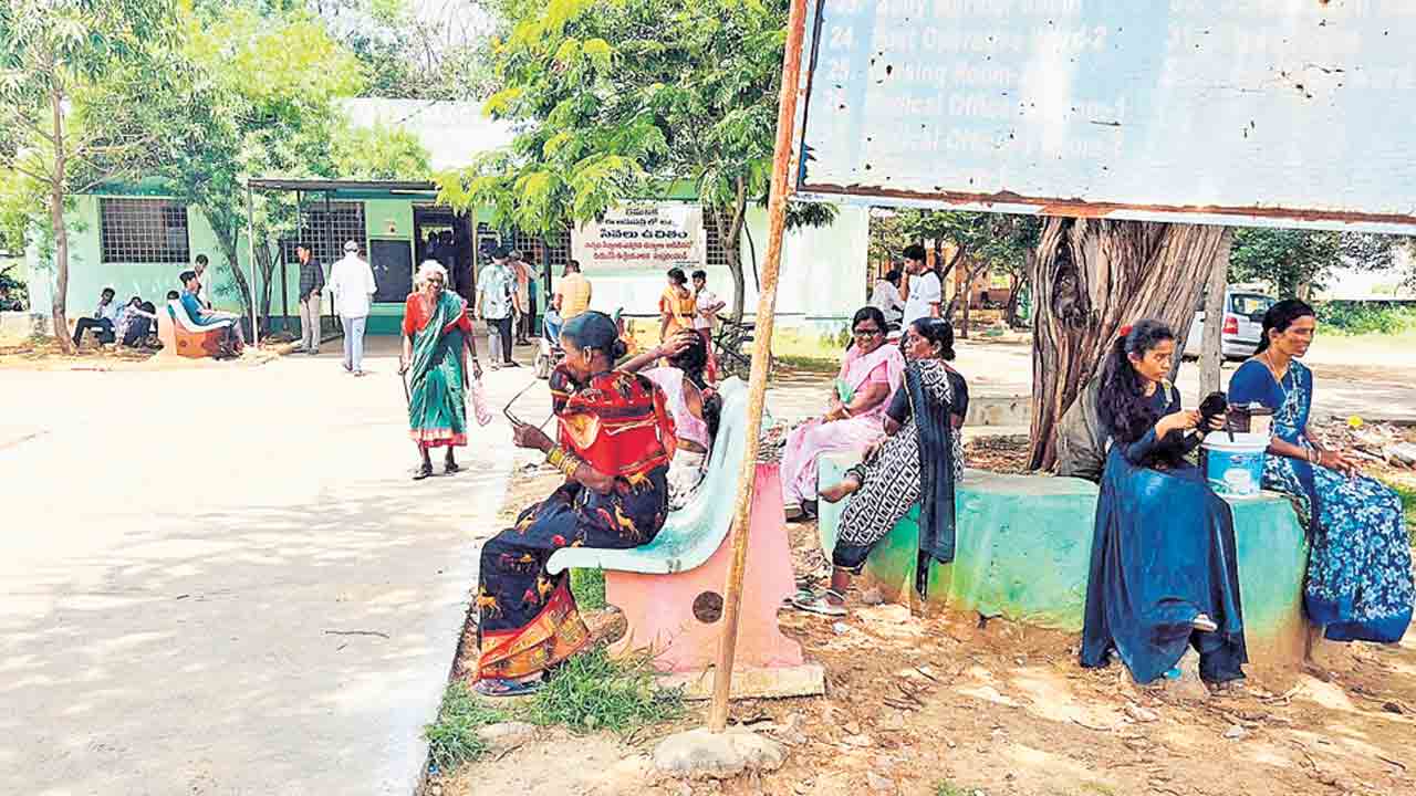 మందులు లేవు.. వైద్యులు రారు..