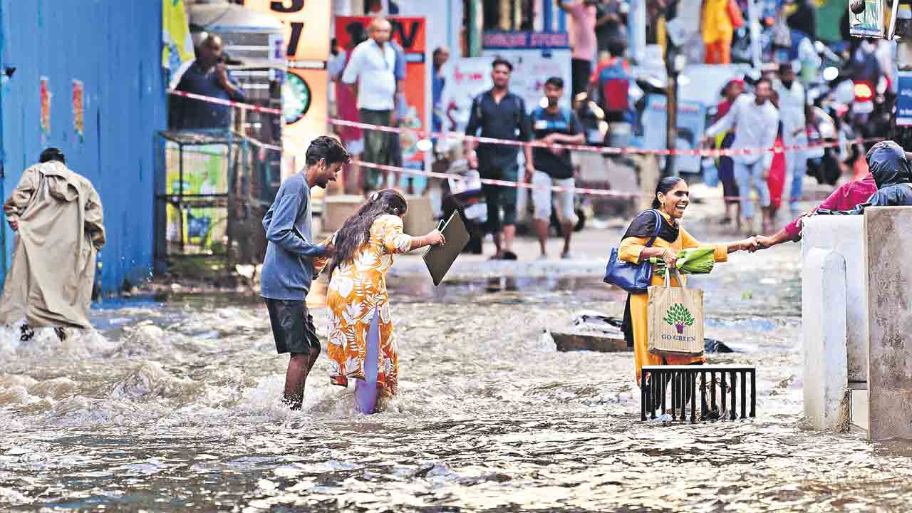 సంపులు ఉన్నా.. ఆగని వరద