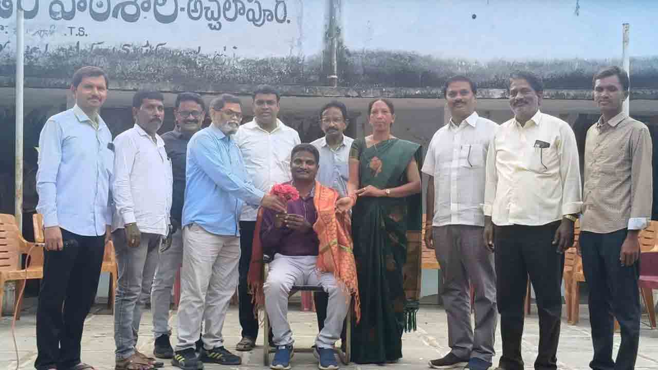 అచ్చలాపూర్‌లో హిందీ ఉపాధ్యాయుడికి సన్మానం