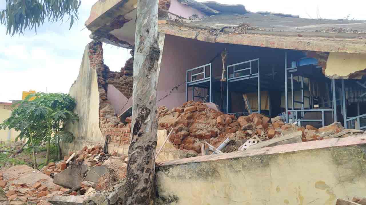 Hostel wall | కుప్ప కూలిన హాస్టల్‌ గోడ.. తప్పిన పెను ప్రమాదం