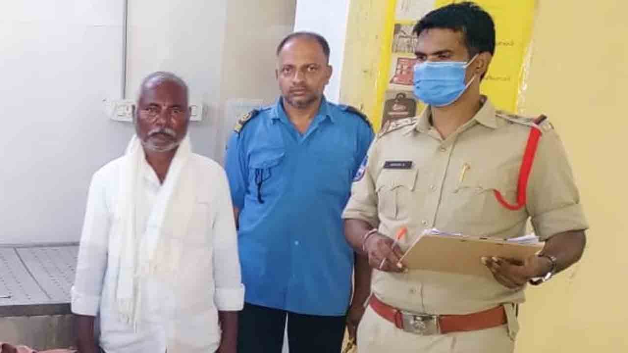 Husband Missing | వైన్స్‌ వద్ద తన భర్త కోసం వెతుకుతూ.. పర్మిట్‌ రూమ్‌లో చూసేసరికి..