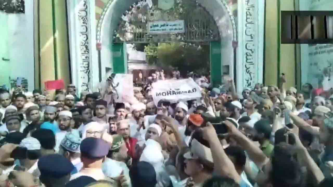 Lathi charge | ‘ఐ లవ్‌ మహమ్మద్‌’ ఆందోళనలు.. పోలీసులపైకి రాళ్లు.. లాఠీ చార్జ్‌.. పరిస్థితి ఉద్రిక్తం.. Videos