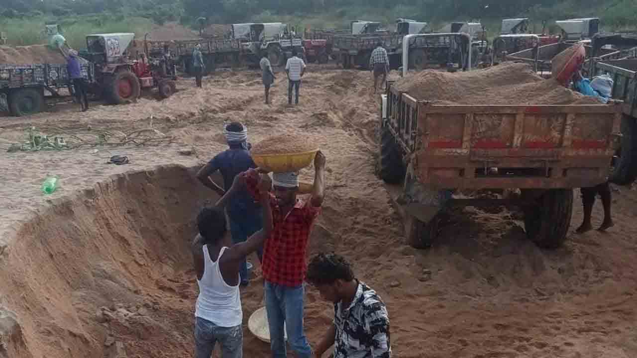 మధిరలో మట్టి మాఫియా