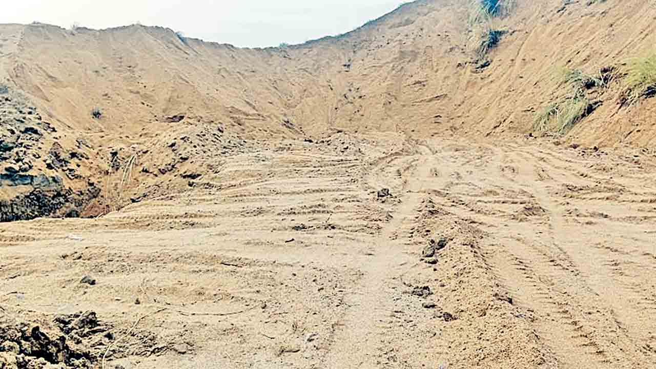 అనుమతి ఐదు ట్రిప్పులకు.. తరలించేది వందల్లో ..!